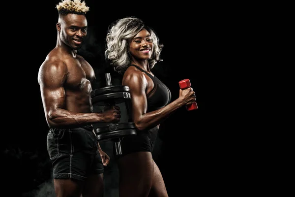Fitness pár sportovců pózuje na černém pozadí, péči o tělo zdravého životního stylu. Sport koncept s kopií prostor. — Stock fotografie