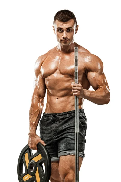 Brutal forte musculoso homem atlético fisiculturista bombeando os músculos com barbell no fundo branco. Conceito de musculação treino. Espaço de cópia para anúncios de nutrição esportiva . — Fotografia de Stock