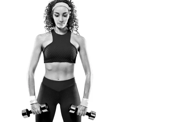 Sporty bella donna con manubri rende fitness esercizio su sfondo bianco per rimanere in forma — Foto Stock