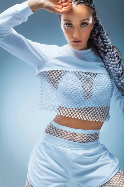 Atraente dançarina fitness animado menina na dança sportwear isolado sobre fundo azul. Conceito de moda e estilo de vida . — Fotografia de Stock
