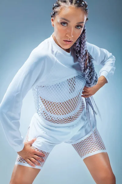 Attraktiva glada fitness tjej dansare i sportskläder Dans isolerade över Blå bakgrund. Mode och friktionsgrepp koncept. — Stockfoto