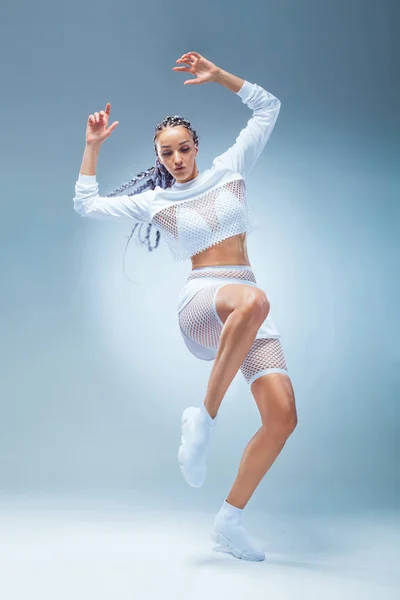 Atraente dançarina fitness animado menina na dança sportwear isolado sobre fundo azul. Conceito de moda e estilo de vida . — Fotografia de Stock