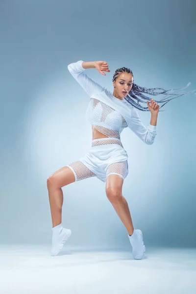 Attraente ballerina di fitness eccitata nella danza sportiva isolata su sfondo blu. Moda e livestyle concept . — Foto Stock