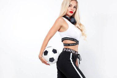 Spor giyim, toptan ve iskambil futbol ve sevinçle gülümsüyor oturan giymiş genç, atletik sarışın kadın güzel