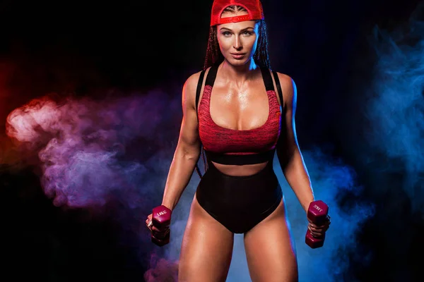 Mulher Fitness Jovem Atraente Segurando Halteres Estúdio — Fotografia de Stock