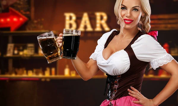 Крупним Планом Портрет Молодої Сексуальної Блондинки Пивом — стокове фото