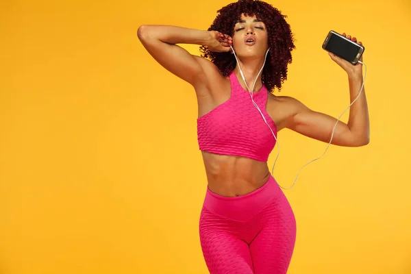 Hermosa Mujer Joven Forma Auriculares Escuchando Música Desde Teléfono Sonriendo — Foto de Stock