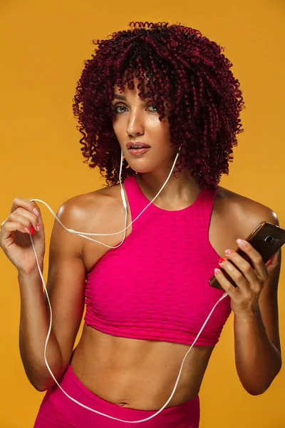 Hermosa Mujer Joven Forma Auriculares Escuchando Música Desde Teléfono Sonriendo — Foto de Stock