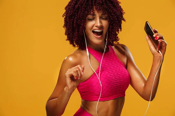 Hermosa Mujer Joven Forma Auriculares Escuchando Música Desde Teléfono Sonriendo — Foto de Stock