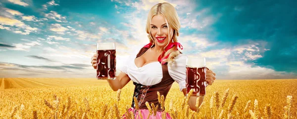 Bier partij. Sexy vrouw bij de Oktoberfest - serveerster, in München het dragen van een traditionele Duitse Beierse kleding, serveren grote bierpullen op gouden tarwe veld achtergrond. — Stockfoto