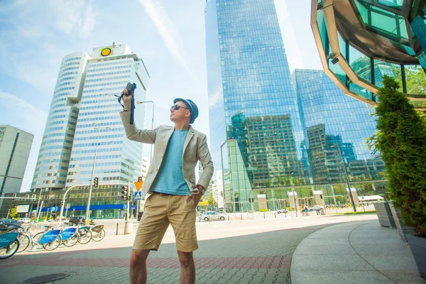 El hombre hace sesión de fotos de rascacielos en la gran ciudad. Concepto de viaje y estilo de vida . — Foto de Stock