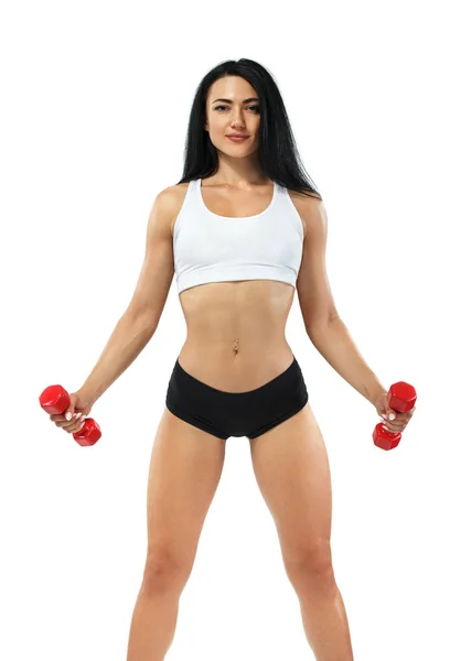 Mulher de fitness atleta e fisiculturista segurando halteres. Isolado sobre fundo branco . — Fotografia de Stock