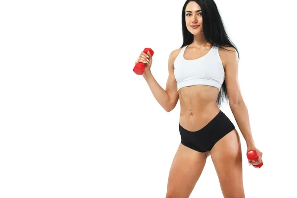 Fitness kadın atlet ve vücut dumbbell tutarak. Beyaz arka plan üzerinde izole. — Stok fotoğraf