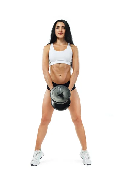 Fitness kadın atlet ve vücut dumbbell tutarak. Beyaz arka plan üzerinde izole. — Stok fotoğraf