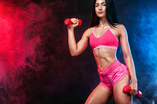 Aantrekkelijke jonge fitness vrouw atleet en bodybuilder houdt van halter. Ruimte voor fitness voeding advertenties kopiëren. — Stockfoto