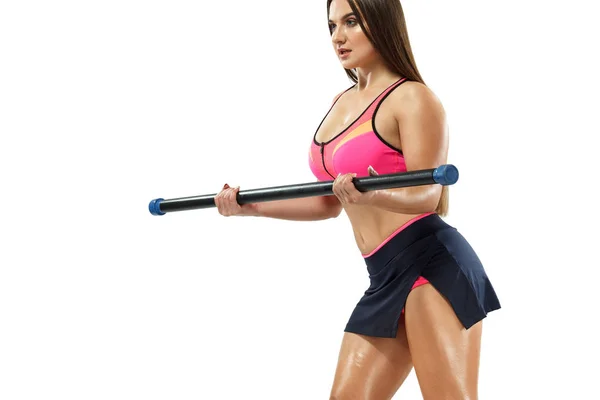 Talla más mujer deportiva fitness, atleta con cuerpo en forma fuerte con barra de cuerpo sobre fondo blanco . — Foto de Stock