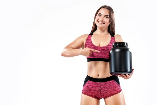 スポーツ栄養 - 蛋白質、キングゲイナー、カゼインの瓶と幸せで健康な筋肉若いフィットネス スポーツ女性アスリート — ストック写真