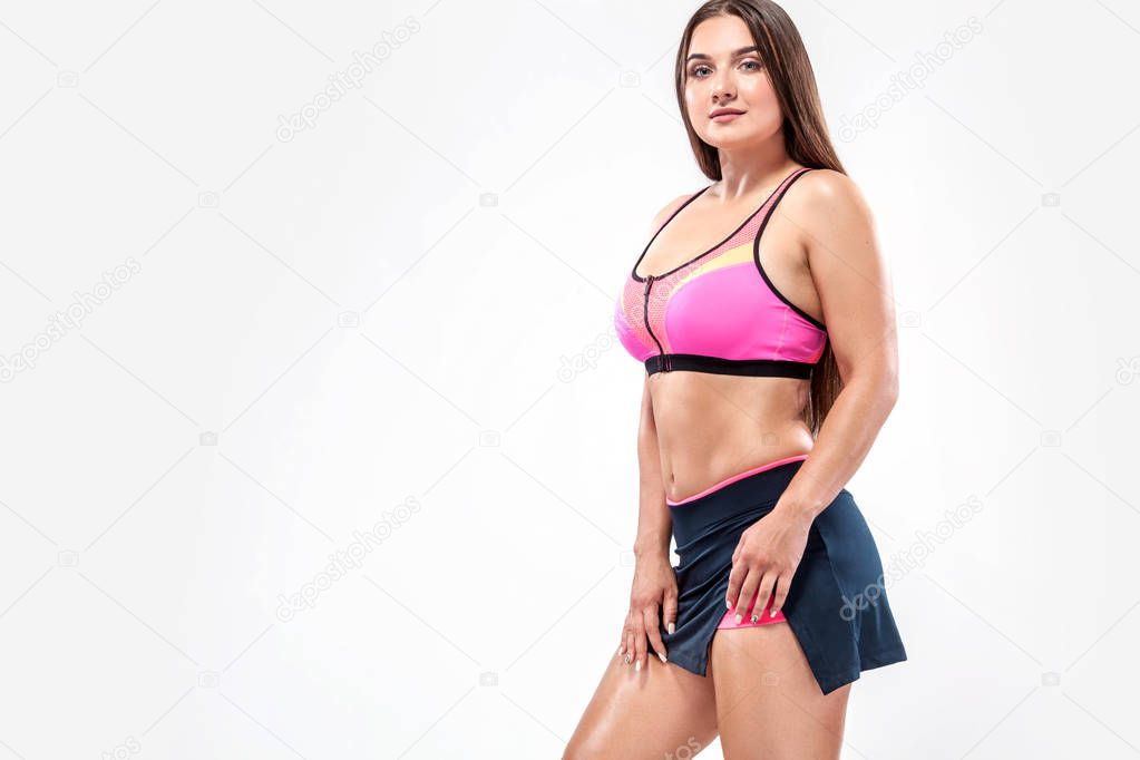 Fotos de Talla más fitness mujer atleta y culturista que usa ropa deportiva  para el entrenamiento de gimnasio . - Imagen de © MikeOrlov #218671752