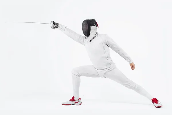 Szermierz młody sportowiec noszenie maski i biały kostium ogrodzenia. trzymając miecz. Na białym tle — Zdjęcie stockowe