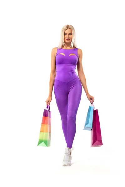 Black-Friday-Verkaufskonzept für Fitness-Shops. Shopping-Sportlerin mit Farbbeutel isoliert auf gelbem Hintergrund im Urlaub — Stockfoto