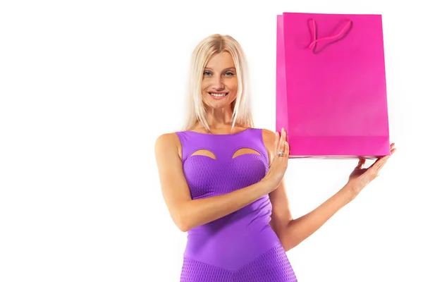 Venerdì nero concetto di vendita per negozi sportivi. Shopping donna atleta tenendo borsa di colore isolato su sfondo giallo in vacanza — Foto Stock