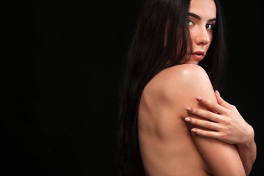 Seksi genç çıplak kadın resmi siyah arka plan üzerine siyah saçlı güzel kadın çıplak omuz, şehvet ve güzellik kavramı ile şık kadın izole.