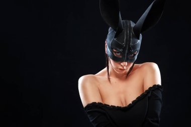 Siyah gizemli Cadılar Bayramı maskesi - güzel genç kadın asası. Bdsm siyah Fetiş tavşan maskesi kadın. Moda fotoğraf.