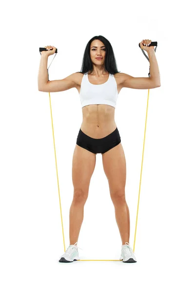 Fitness kadın atlet ve vücut geliştirmeci holding genişletici. Beyaz arka plan üzerinde izole. — Stok fotoğraf