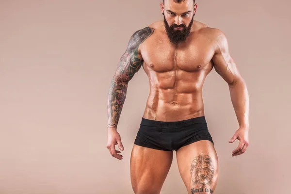 Kas genç fitness spor adamla güçlü vücut üzerinde ışık arka plan uygun.. — Stok fotoğraf