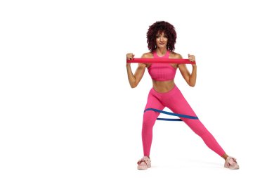 Kas Genç spor kadın atlet bant veya genişletici içinde jimnastik salonu ile pembe spor yerleştirmek. Fitness beslenme reklamlar için kopya alanı.