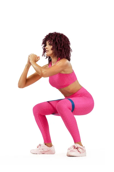 Muscular jovem se encaixa atleta mulher esportiva em sportswear rosa com bandas ou expansor no ginásio. Espaço de cópia para anúncios de nutrição fitness . — Fotografia de Stock