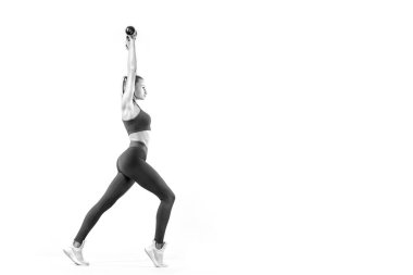 Fitness kadın atlet ve vücut dumbbell tutarak. Beyaz arka plan üzerinde izole.