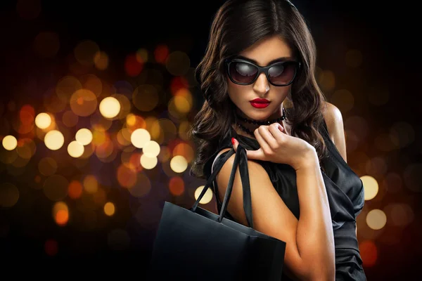 Zwarte vrijdag verkoop concept. Shopping vrouw met grijze tas geïsoleerd op donkere achtergrond in vakantie — Stockfoto