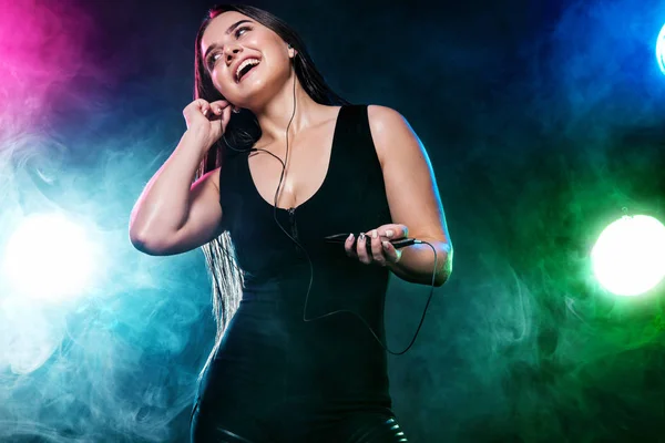 Hermosa Mujer Joven Forma Auriculares Escuchando Música Desde Teléfono Sonriendo — Foto de Stock
