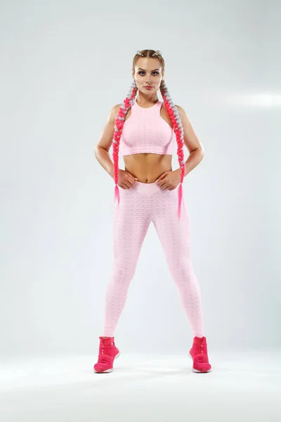 흰색 바탕에 아름 다운 분홍색 운동복에 Fitenss 선수 여자. 스포츠 컨셉. — 스톡 사진