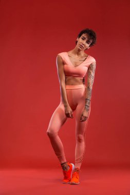 Güçlü bir atletik, siyah arka planda koşan, dar ve formalı bir bayan..