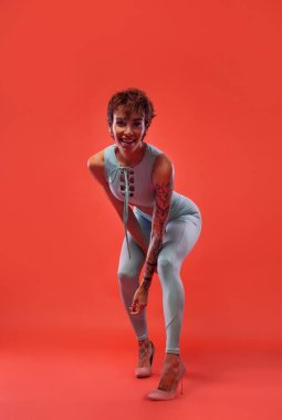 Güçlü bir atletik, siyah arka planda koşan, dar ve formalı bir bayan..