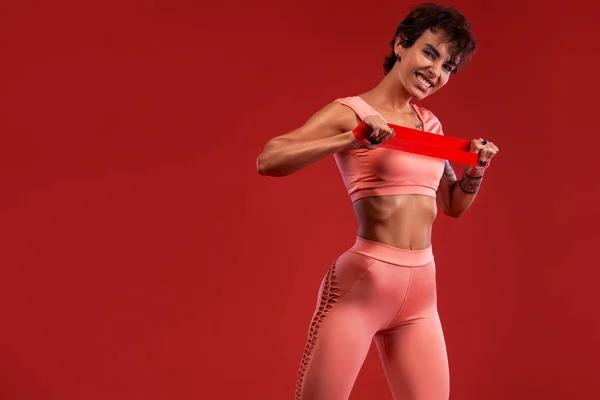 Egy Erős Atlétikai Női Futó Fekete Alappályán Szűk Fitnessz Ruhában — Stock Fotó