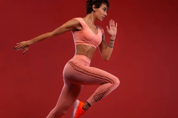 Stærk Atletisk Kvindelig Løber Den Sorte Baggrund Iført Stram Fitness - Stock-foto