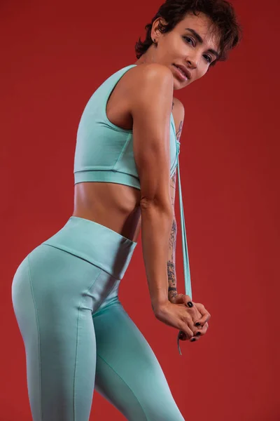 Stark Atletisk Kvinnlig Löpare Svart Underlag Tight Fitness Outfit — Stockfoto