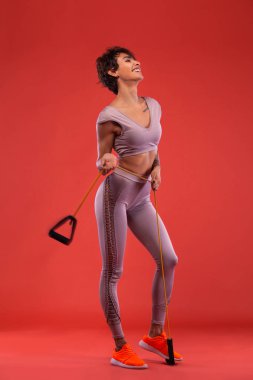 Güçlü bir atletik, siyah arka planda koşan, dar ve formalı bir bayan..