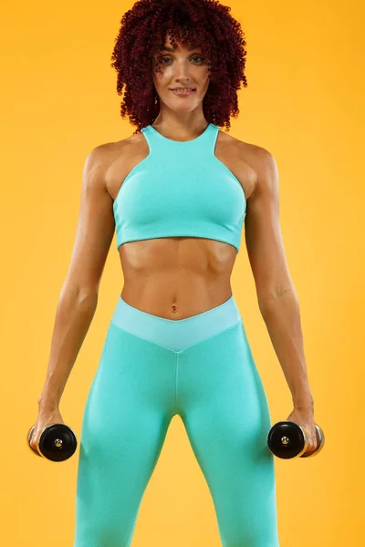 Formda Kalmak Için Egzersiz Yapan Güzel Bir Kadın — Stok fotoğraf