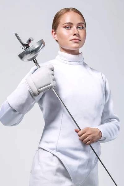 Retrato Jovem Esgrimista Usando Máscara Esgrima Branca Segurando Espada Frente — Fotografia de Stock