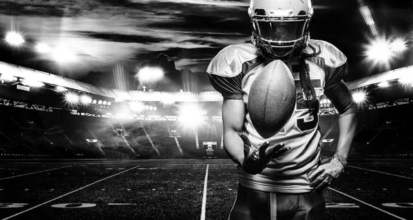 煙と照明付きのスタジアムでアメリカンフットボール選手 — ストック写真