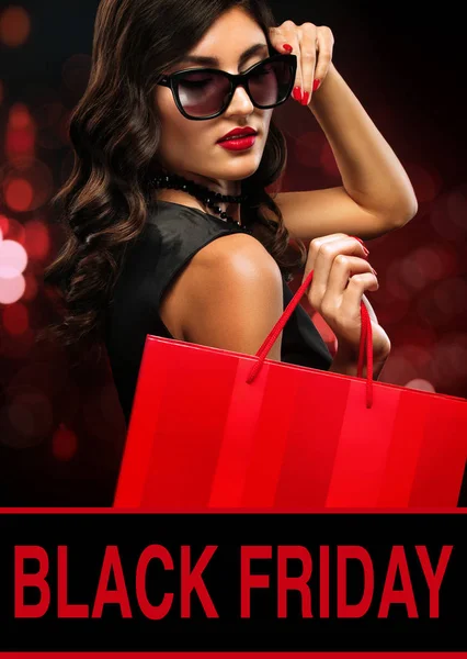 Conceptul de vânzare Black Friday. Cumpărături femeie în ochelari de soare care dețin sac pe fundal cu lumini bokeh în vacanță — Fotografie, imagine de stoc