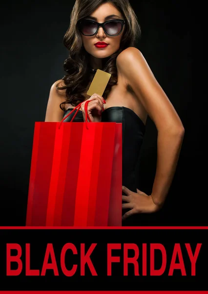 Conceptul de vânzare Black Friday. Femeia care deține geanta izolată pe fundal întunecat în vacanță — Fotografie, imagine de stoc