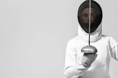 Kılıç ve maske tutan eskrim kostüm giyen genç eskrimci atlet. Beyaz arka plan üzerinde izole