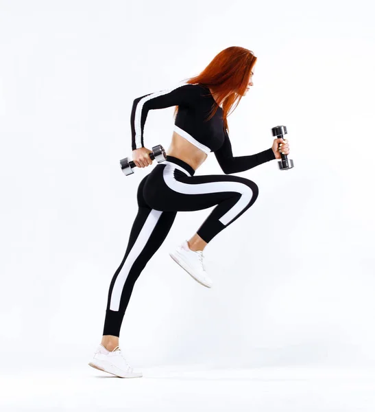 Femme en forme sportive, athlète coureur fait exercice de remise en forme avec haltères sur fond blanc . — Photo