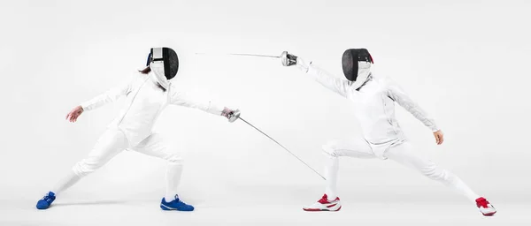 Jonge Schermer atleet dragen van masker en witte schermen kostuum. houdt het zwaard. Geïsoleerd op witte achtergrond — Stockfoto