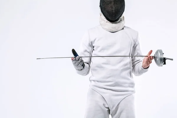 Noszenie maski i biały szermierka kostium i przytrzymanie miecz, sportowiec szermierz. Na białym tle — Zdjęcie stockowe